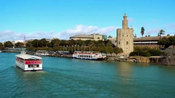 Torre del Oro (Zlatá věž) je dvanáctibokém vojenské strážní věž v Seville, Andalusie, jižní Španělsko. Byl postaven na popud almohádovský chalífát za účelem kontroly přístup do Sevilly přes řeku Guadalquivir