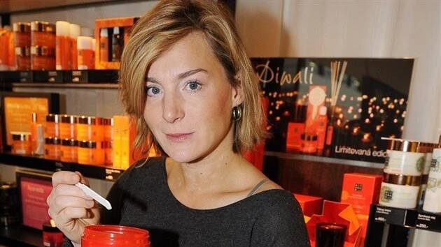 Lenka Krobotová na otevření obchodu s kosmetikou