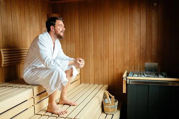 Detoxikace organismu a muž relaxující v sauně