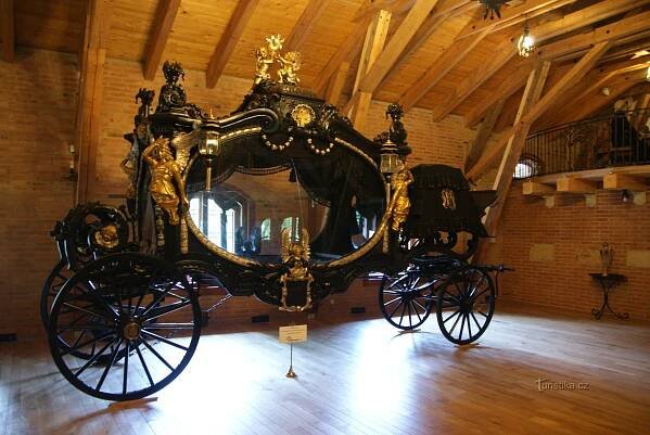 Čechy pod Kosířem – největší smuteční kočár světa (muzeum kočárů)