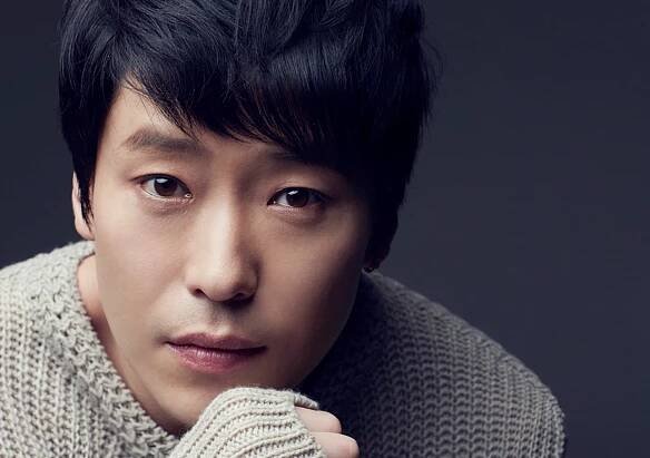 Uhm Ki Joon sa v Little Women zapletie do obrovského incidentu. Zahrá si s Kim Go Eun, Nam Ji Hyun a Park Ji Hu