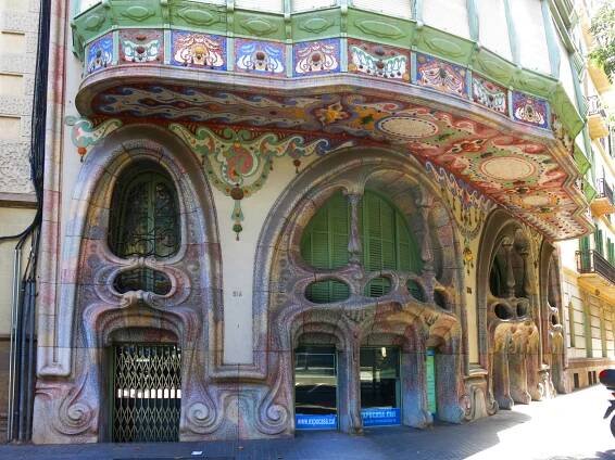Art Nouveau as if from Gaudi's dream. The hidden Casa Comalat in Barcelona