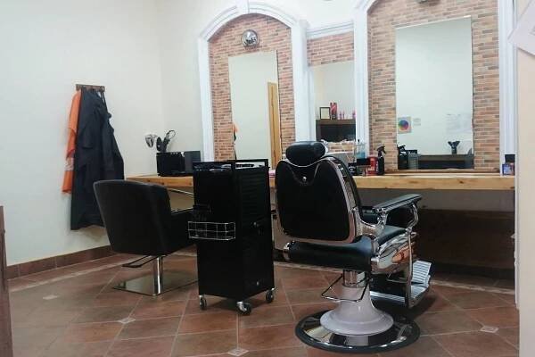 Barber & Ladies Haircuts foto 1