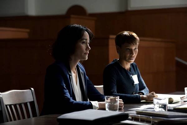 Ve jménu vlasti - Změna hostitele - Z filmu - Sandrine Holt, Charmin Lee
