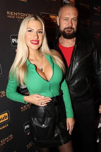 Divoká narozeninová párty pornoherce Rosenberga: Sex a falešná kůže!