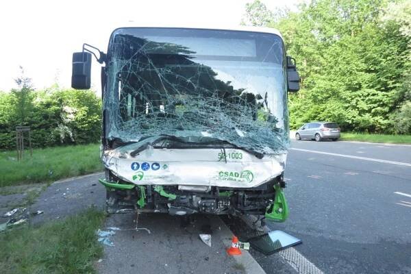 Děsivá srážka autobusu a osobáku v Karviné: V hořícím autě zemřel řidič (†20)