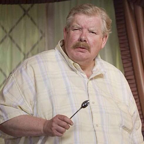 Představitel nesympatického Vernona Dursleyho, herec Richard Griffiths, zemřel na komplikace po operaci srdce.