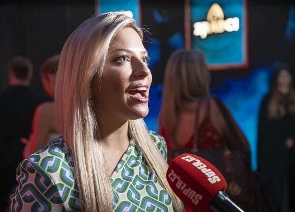 Všechny odzbrojila sexy nohama: Prošlo by jí to i ve Zrádcích? Eva Perkausová přišla podpořit bratra v těsných mini