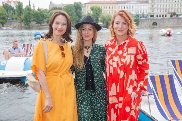 Tereza Kostková, Lenka Krobotová a Hana Holišová uvedly nový film na šlapadlech - Tojesenzace.cz
