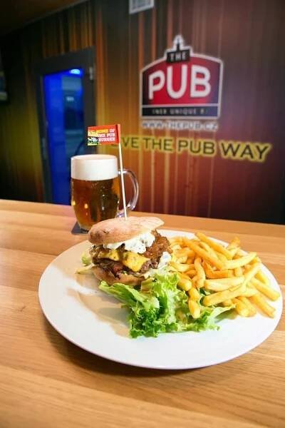 Pěkně rostlý burger s bohatou náplní, hranolky a salátkem coleslaw