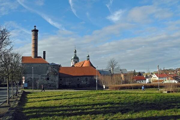 Soubor:Schluckenau-Brauerei-Kirche-1.jpg – Wikipedie