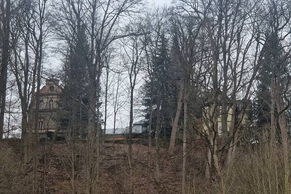 Předlohou pro Zahradníkův rok byl příběh z Dolní Olešnice. Přes prožitý teror skutečný aktér stále pracuje