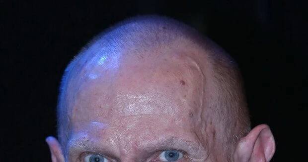 Vladimír Marek může po rakovině hýbat jen pravou rukou.