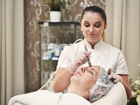 † Hydrodermabraze: čištění, peeling a hydratace pleti v jednom †