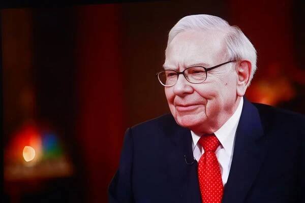 Věštec z Omahy plní sliby. Warren Buffett daruje na charitu rekordních 6 miliard dolarů