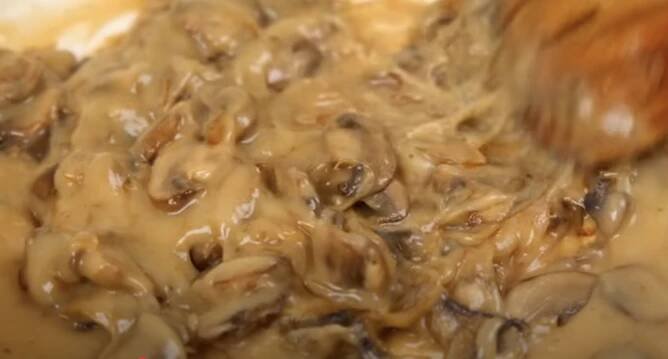 Mleté hovězí steaky s krémovou houbovou omáčkou a bramborovým pyré - jednoduchý a chutný recept