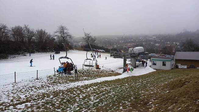 VIDEO: Lyžaři vzali před oteplením louckou sjezdovku útokem. Podívejte se