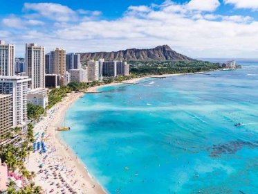 Waikiki Beach v centru Honolulu má největší počet návštěvníků na Havaji