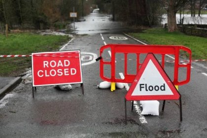 Stáhnout - Silnice uzavřena a zaplavit znamení silné deště a záplavy — Stock obrázek
