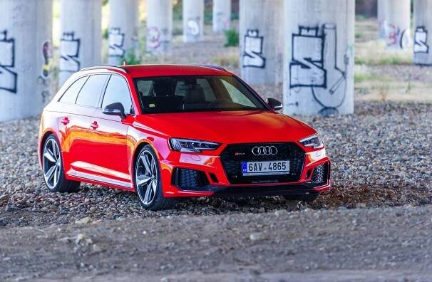 Rodinný kombík, co jede 280 km/h a zrychlí na stovku za 4,1 vteřiny. Přečtěte si test Audi RS4 Avant!