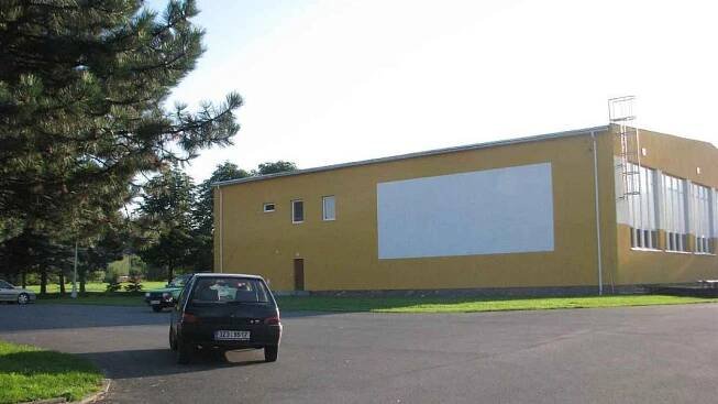Občané Palkovic si oblíbili letní kino, které se nachází u fotbalového hřiště. Promítá se na bílou plochu stěny místní tělocvičny.