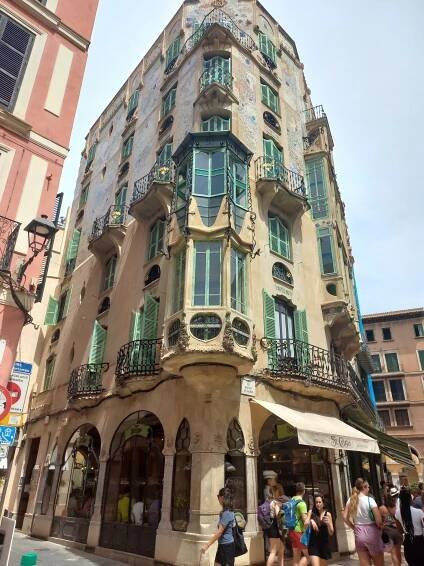 PALMA DE MALLORCA, TO JE SMĚS ŠPANĚLSKÉHO TEMPERAMENTU A KATALÁNSKÉ NOBLESY - Překlady Španělština