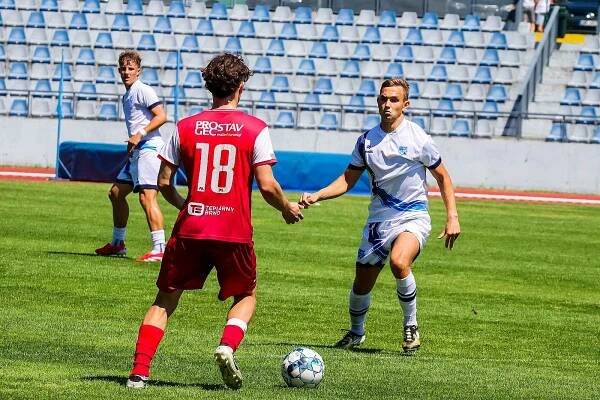 Fotbalisté čtvrtoligového Znojma (bílí) zahájili přípravu na další sezonu. V prvním testovacím utkání porazili Start Brno 5:0.