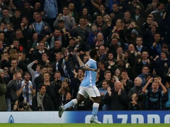 Bony Wilfried z Manchesteru City se raduje z gólu proti Seville.