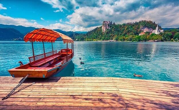 Ikonické jezero Bled při cestě do Chorvatska nabízí koupání, relax i turistiku
