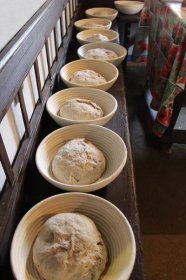 V peci černé kuchyně upekli folkloristé 60 bochníků chleba