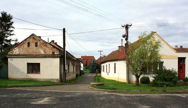 Soubor:Kostomlaty nad Labem, V Uličkách street.jpg