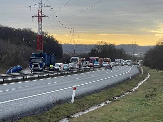 Dopravní kolaps na českých dálnicích: D1 a D10 uzavřely nehody, D3 ledovka. Na Mladoboleslavsku zemřela...