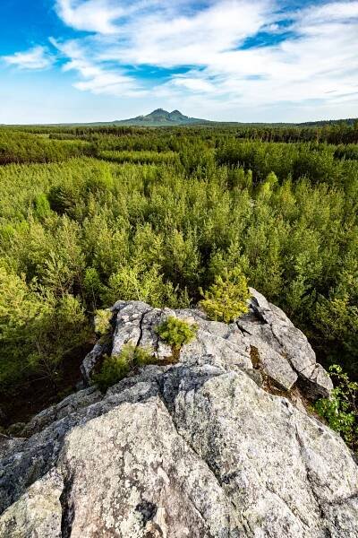 Máchův kraj - skalní masiv Pinka, v pozadí hrad Bezděz. Foto: ©Máchův kraj