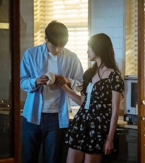 Bae Suzy wearing the Dundrop DD Downy Hole Waist Point Dress in Episode 4 of Doona! 