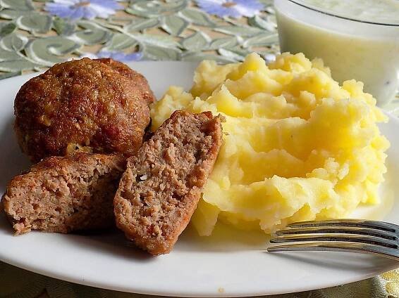 Karbanátky s rajčaty a koprem