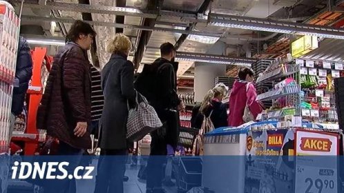 VIDEO: Velké obchody jsou poprvé na svátek zavřené. V menších je plno - iDNES.cz