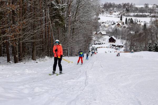 VIDEO, FOTO: Na turnovském ledovci už se lyžuje. Skiareál Struhy zahájil sezónu