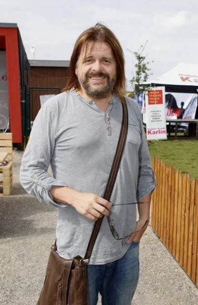 Bohouš Josef na nejnovější fotografii vypadá, jako by si obarvil vlasy na rezavo. Prozradil, jak je to s jeho účesem ve