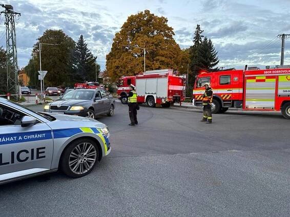 Posunovací vůz projel v Mělníku na červenou. Srazil se s vlakem