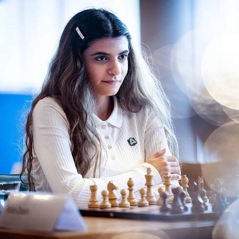 Chess Federation Fines Player Over Her ‘Sports Shoes’
