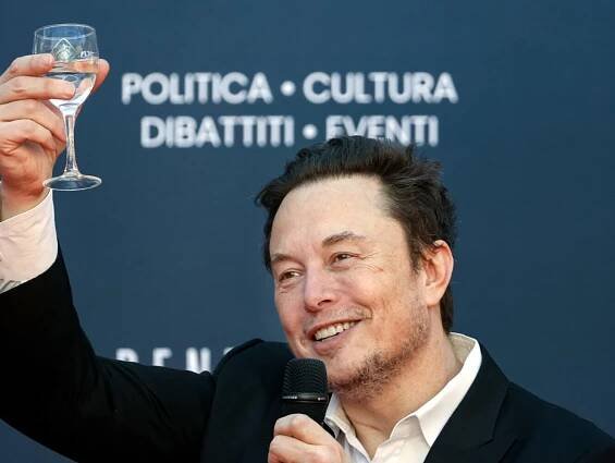 Sestry Kardashianovy, Elon Musk nebo Lucy Liu: Děti jim na svět přivedla jiná žena - Expres FM
