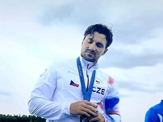 Nymburský kanoista Martin Fuksa získal na pařížské olympiádě zlatou medaili.