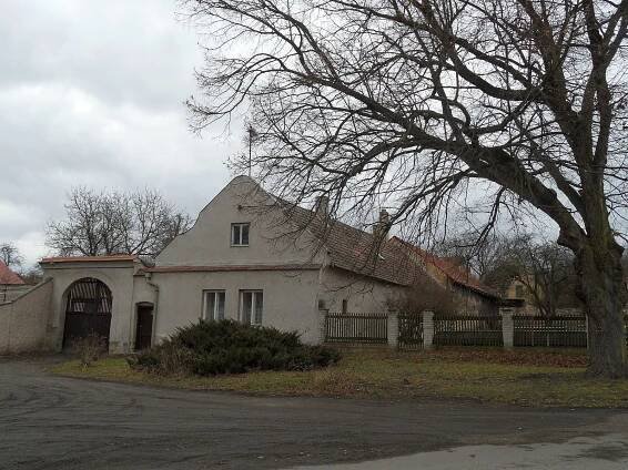 Soubor:Miskovice(Trebovle) E.DumNaNavsiSeStitovýmPrucelim.jpg