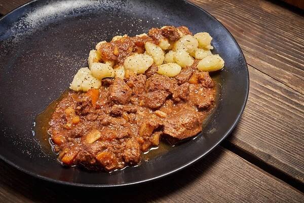 I podzimní zvěřinu uděláte na grilu. Zkuste srnčí ragú na víně