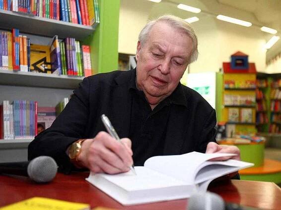 Spisovatel Pavel Kohout se v pátek odpoledne podepisoval Brňanům v nově otevřeném knihkupectví Librex 06.