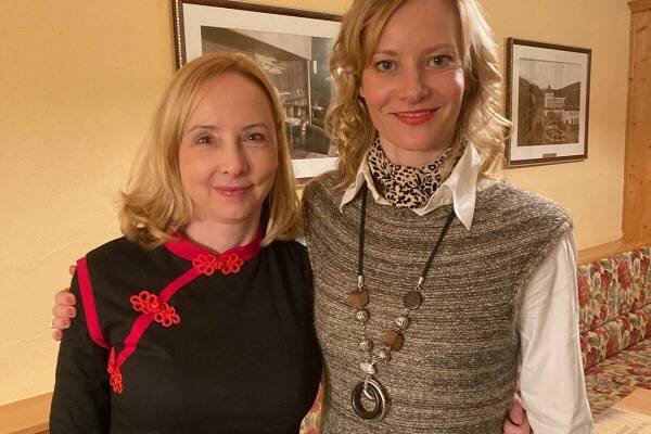 Schauspielerin Teresa Weißbach (r.) hat die Geschichte „Das weiße Album“ von Diana Feuerbach (l.) als Hörbuch eingelesen, das im Buchfunk-Verlag erschienen ist. Für Herbst 2025 ist eine Lesung im Bürgergarten in Stollberg geplant.