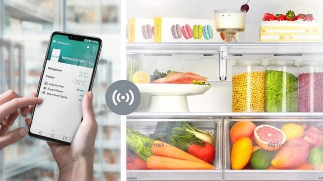 Ruka držící mobil se spuštěnou aplikací LG Smart ThinQ ovládající americkou lednici LG GSLV70PZTD_04