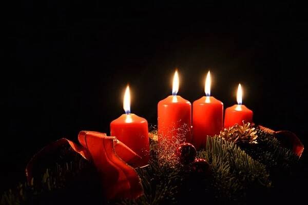 Adventní věnec na dřevěné podložce: Krása přírody ve vašem domově