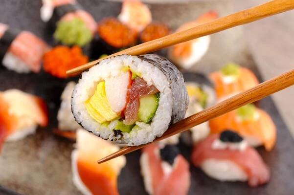 Sushi sety: 26 vegetariánských rolek, 16 s lososem nebo 32 ks maki