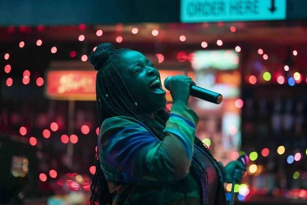 Shrill - Freak - Z filmu - Lolly Adefope